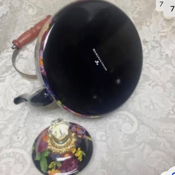 MacKenzie Childs Black Flower Market Enamel 144 oz-4.5 Qts Tea Kettle w/ 4 Mugs - Picture 7 of 11